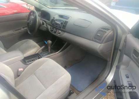 2004 Toyota Camry Le z USA, uszkodzony, nr VIN 4T1BE32K54U809675